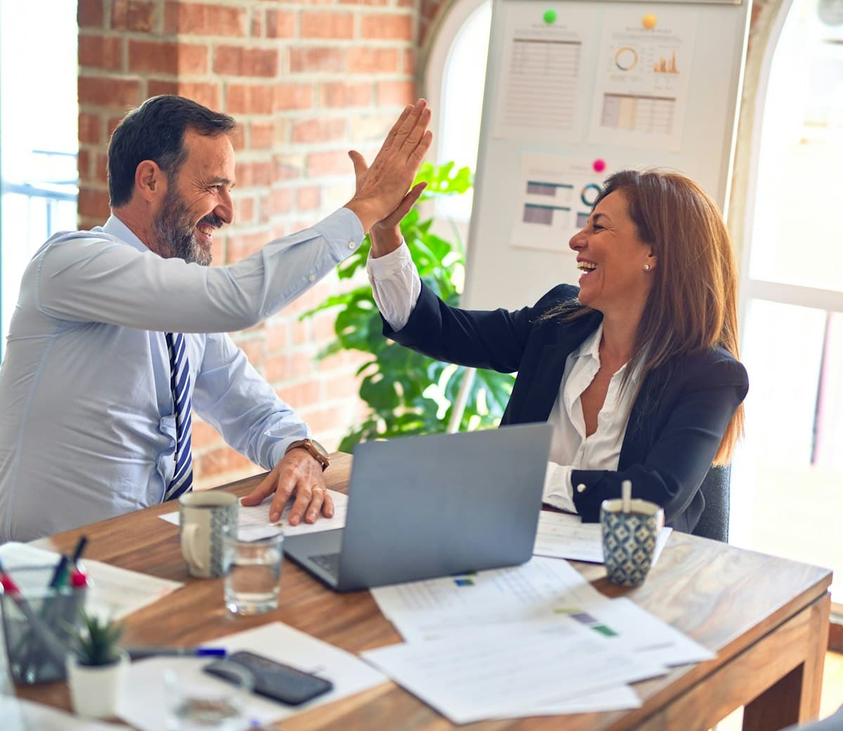 Account manager and client collaborating over results